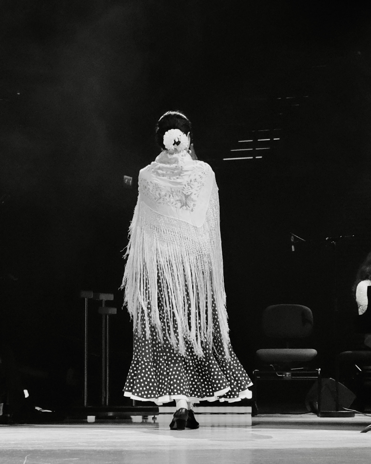 Joanna Gefwert tanssii flamencoa Musiikkitalon lavalla.
